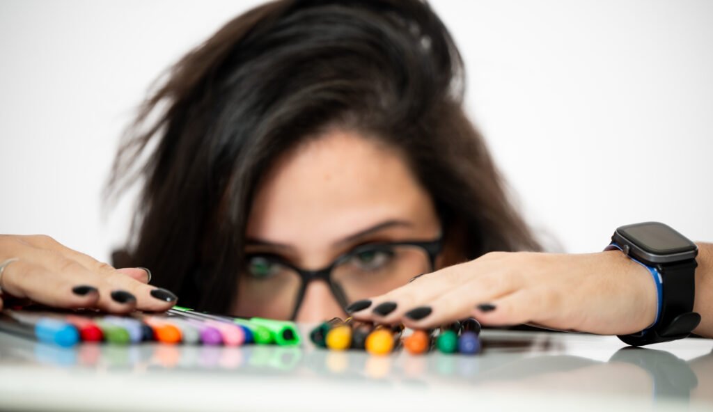 Imagem da Silmara escolhendo cores